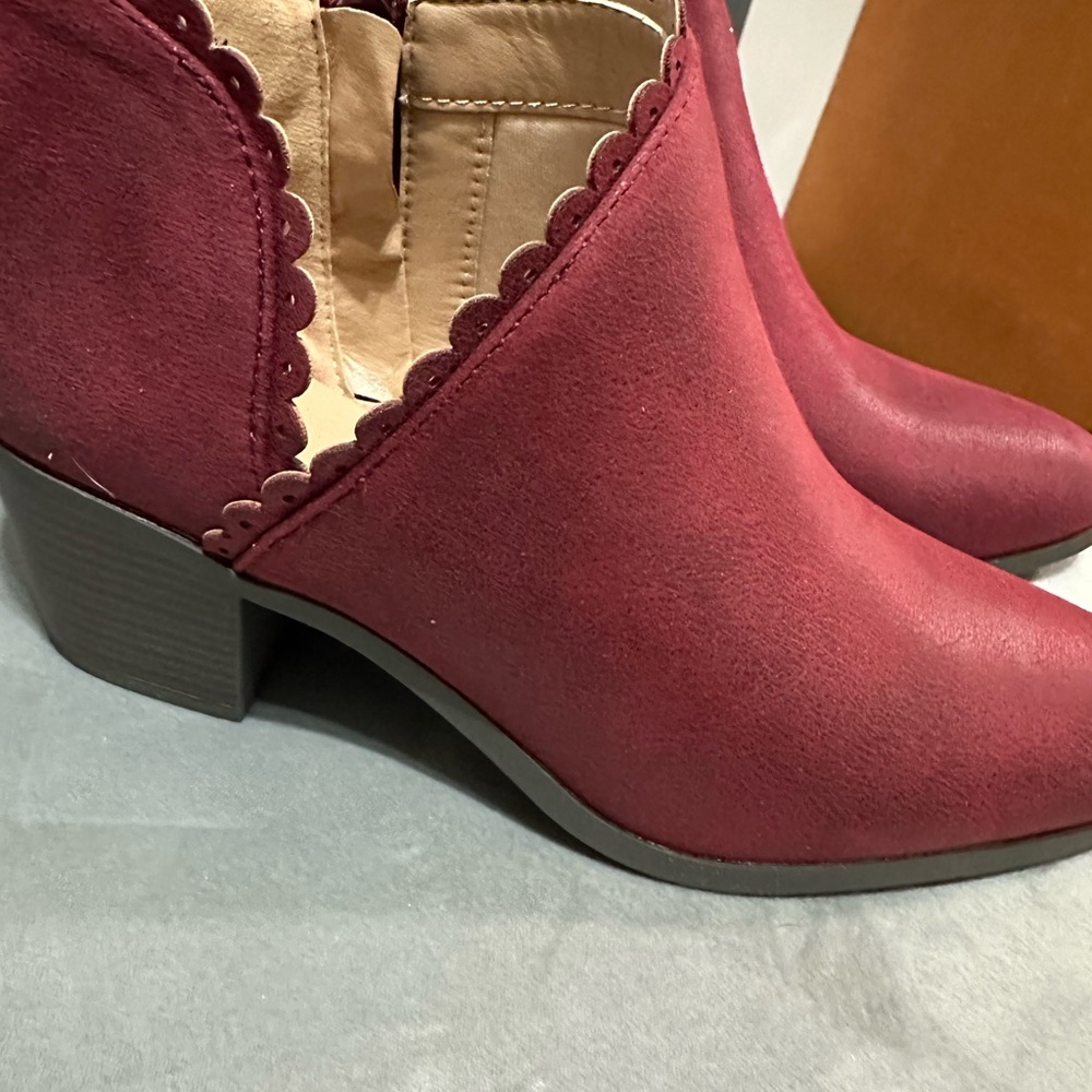 Journee Women's Burgundy Ankle Booties
